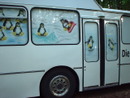 Linux-Bus mit Airbrush-Kunstwerken in der Tr