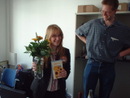 Ruth und Kristof freuen sich ber den Blumenstrau