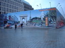 Pariser Platz: easyJet-Plakat am Brandenburger Tor