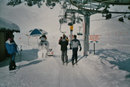 Liftboys haben Schneemann mit Ski und Stckern ...