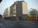 Moderne Kunst am Bauzaun in der Innenstadt