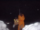 Berggott Samonsis mit Gehilfe bei der Skitaufe