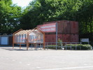 famila-Parkplatz mit Containern