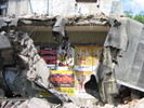 Abri des Hallenbads: Zerstrte Front mit Plakaten