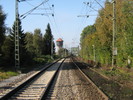 Blick auf die Eisenbahnbrcke mit Wasserturm vo...