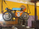 Hafenbar: Historisches Motorrad