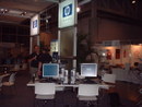 F42: HP auf dem intel-Stand, im Hintergrund Debian