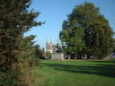 Reiterdenkmal mit Kirche im Hintergrund