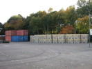 famila-Parkplatz mit Containern und Baumaterial