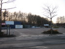famila-Parkplatz mit Containern und Baumaterial
