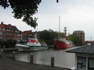 Emden: Hafenpromenade mit Seenotkreuzer und Feu...