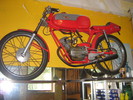 Hafenbar: Historisches Motorrad